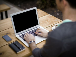 消費者都清楚知悉和明瞭，對於無法當面交易並銀貨兩訖的買賣、消費或商業行為，必須簽訂契約，俾資信守。